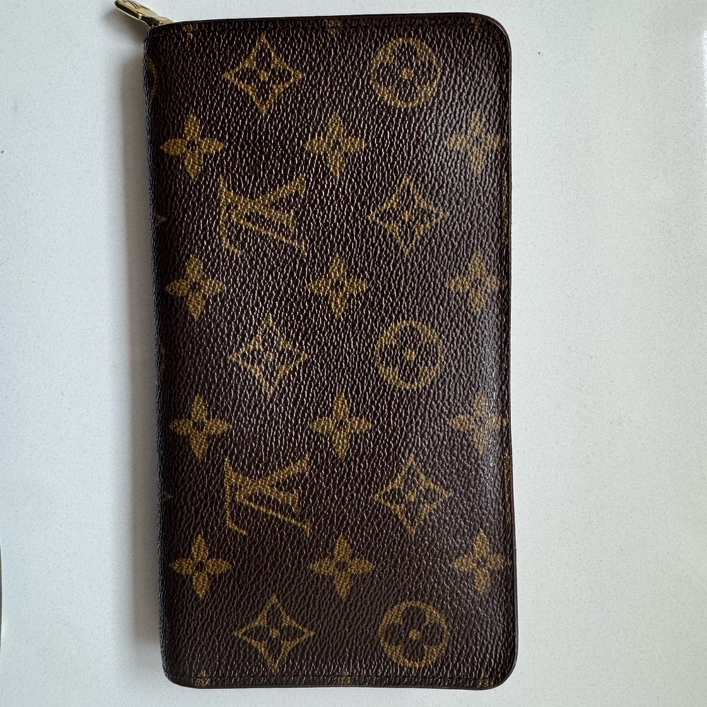 Louis Vuitton Monogram Zippy Wallet – Classic & Timeless
